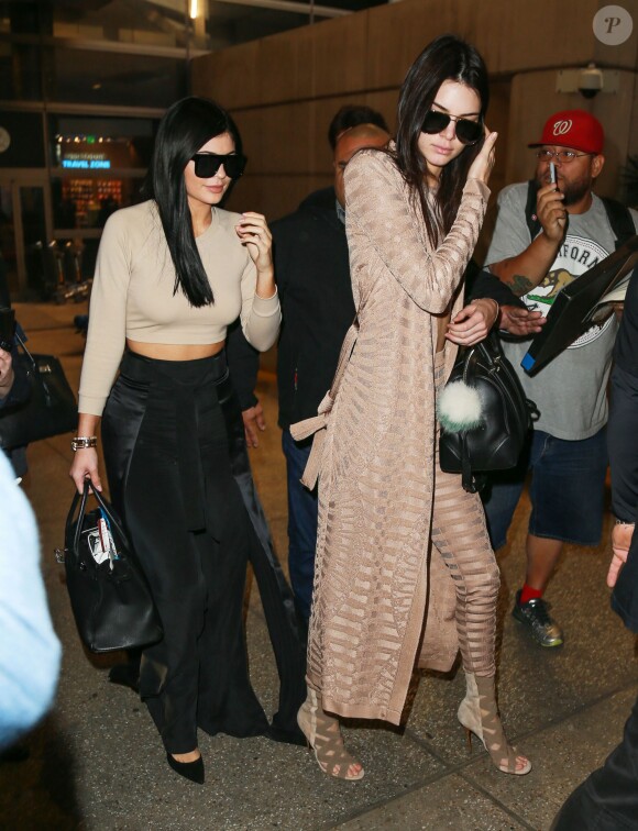 Kylie Jenner et Kendall Jenner à l'aéroport de LAX à Los Angeles, le 19 novembre 2015.