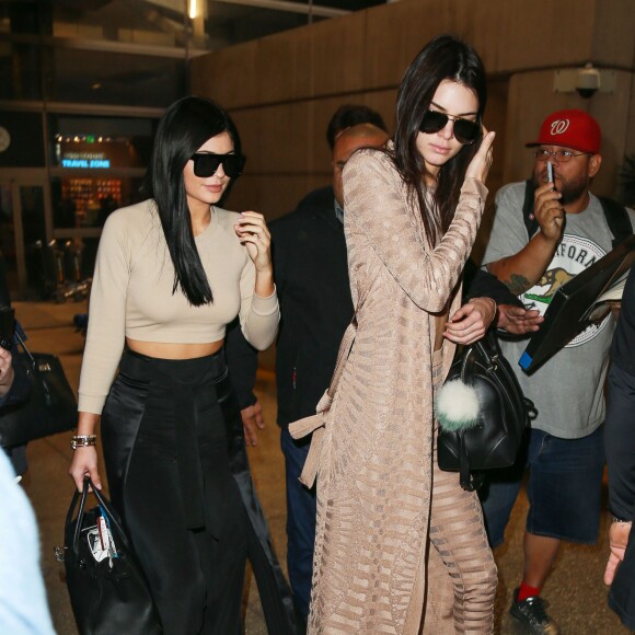 Kylie Jenner et Kendall Jenner à l'aéroport de LAX à Los Angeles, le 19 novembre 2015.