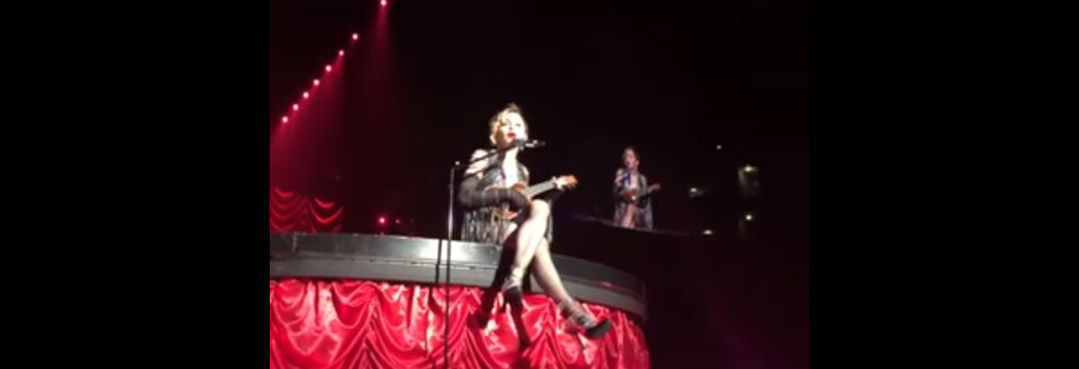 Vidéo : Madonna chante La vie en rose, sur scène, le 9 décembre 2015