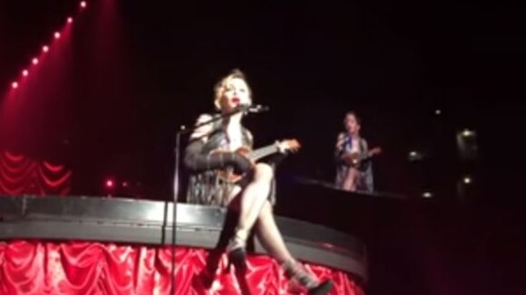 Madonna chante La vie en rose, sur scène, le 9 décembre 2015