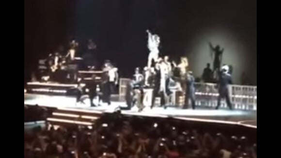 Madonna chante La Marseillaise sur scène, à Paris, le 9 décembre 2015