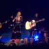 Madonna chante Redemption Song, sur scène à Paris, le 9 décembre 2015