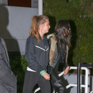 Cara Delevingne et Kendall Jenner au Forum lors du concert de The Weeknd. Inglewood, le 9 décembre 2015.