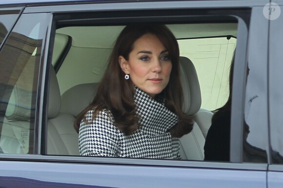 Catherine Kate Middleton, duchesse de Cambridge, quitte un centre de traitement des addictions à Wiltshire le 10 décembre 2015.