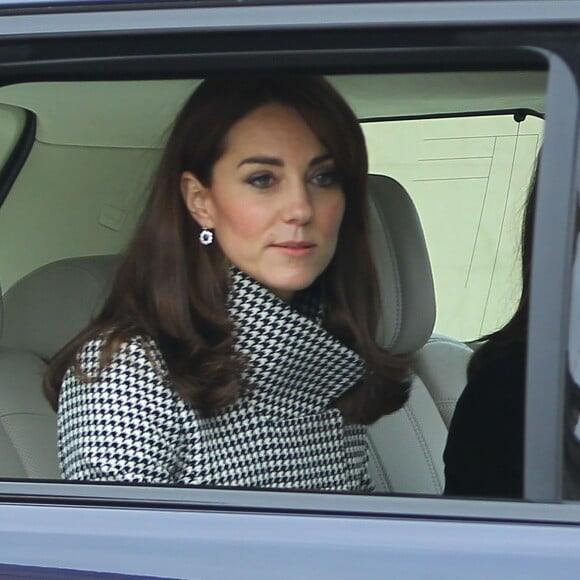 Catherine Kate Middleton, duchesse de Cambridge, quitte un centre de traitement des addictions à Wiltshire le 10 décembre 2015.