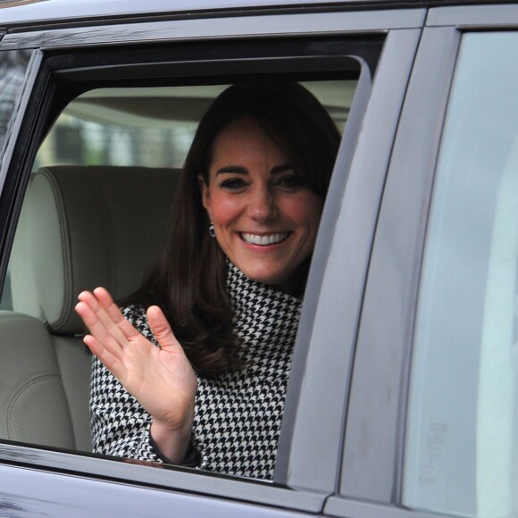 Catherine Kate Middleton, duchesse de Cambridge, quitte un centre de traitement des addictions à Wiltshire le 10 décembre 2015.