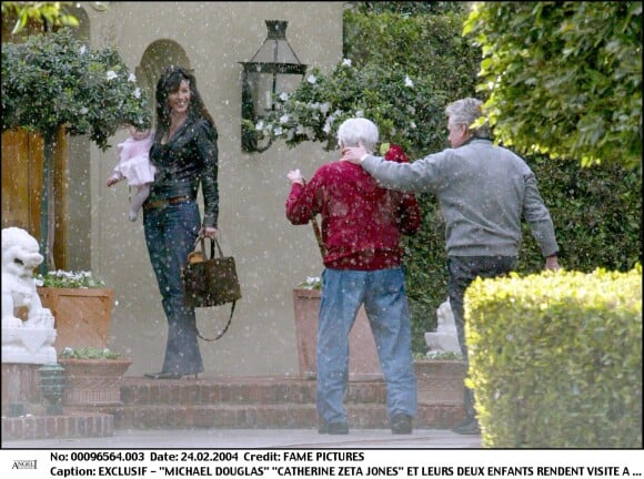 Exclusif : Michael Douglas, Catherine Zeta-Jones et leurs enfants rendant visite à Kirk Douglas à Beverly Hills en 2004