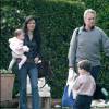 Exclusif : Michael Douglas, Catherine Zeta-Jones et leurs enfants rendant visite à Kirk Douglas à Beverly Hills en 2004
