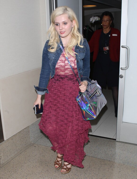 Abigail Breslin a l'aeroport de Los Angeles, le 12 aout 2013.