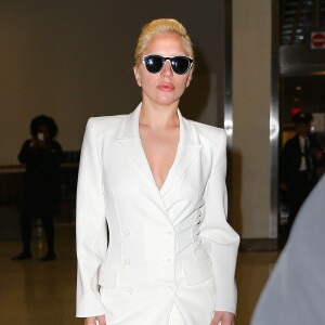 Lady Gaga arrive à l'aéroport de New York. Le 10 décembre 2015