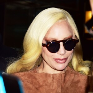 Lady Gaga sort de son appartement pour aller participer à un "TimesTalk", événement organisé par le New York Times, à New York, le 10 décembre 2015.