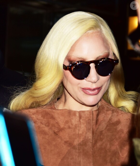 Lady Gaga sort de son appartement pour aller participer à un "TimesTalk", événement organisé par le New York Times, à New York, le 10 décembre 2015.