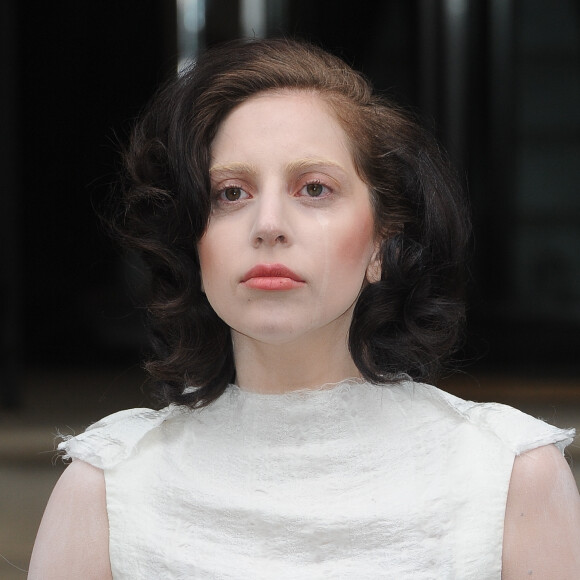 Lady Gaga quitte son hotel a Londres avant de se rendre a l'aeroport pour prendre un vol vers les Etats-Unis le 1er novembre 2013