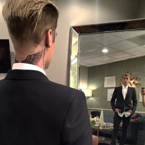 Justin Bieber et son nouveau tatouage, des ailes sur la nuque. Le 11 décembre 2015.