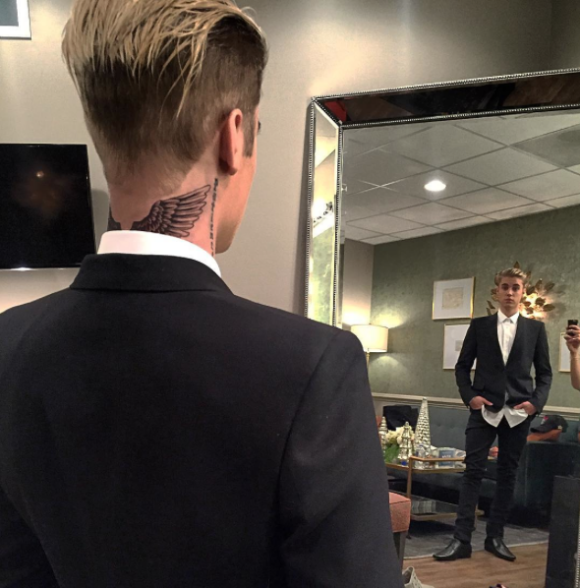 Justin Bieber et son nouveau tatouage, des ailes sur la nuque. Le 11 décembre 2015.
