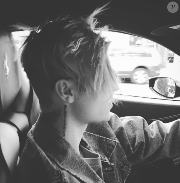 Justin Bieber et son nouveau tatouage, des ailes sur la nuque. Le 11 décembre 2015.