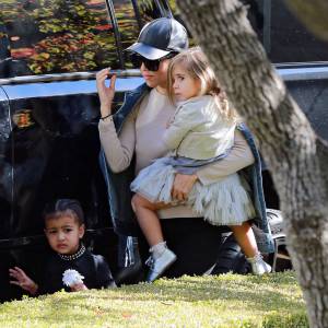 Kourtney Kardashian est allée rendre visite à des amis avec ses enfants Penelope et Mason. Plus tard, Kourtney est allée se promener avec sa fille Penelope et sa nièce North à Beverly Hills, le 13 décembre 2015