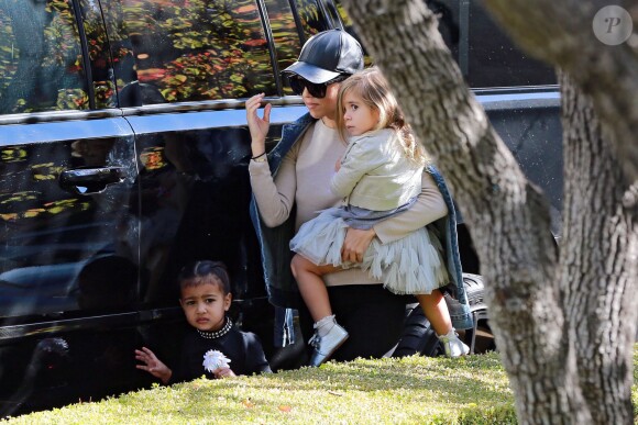 Kourtney Kardashian est allée rendre visite à des amis avec ses enfants Penelope et Mason. Plus tard, Kourtney est allée se promener avec sa fille Penelope et sa nièce North à Beverly Hills, le 13 décembre 2015