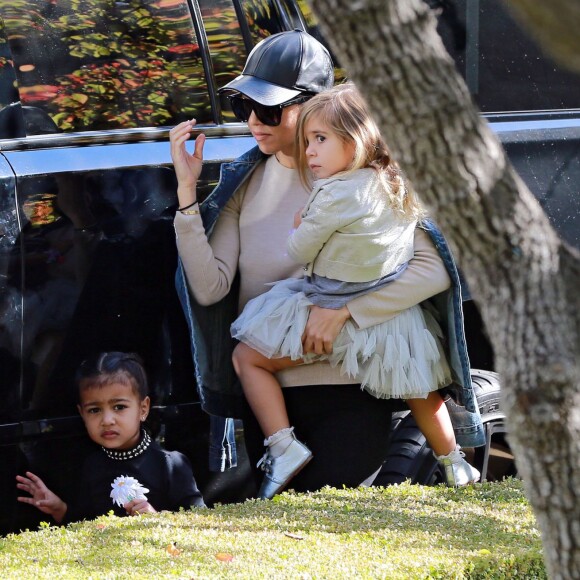 Kourtney Kardashian est allée rendre visite à des amis avec ses enfants Penelope et Mason. Plus tard, Kourtney est allée se promener avec sa fille Penelope et sa nièce North à Beverly Hills, le 13 décembre 2015