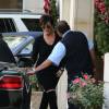 Kris Jenner se rend à l'hôpital pour rendre visite à sa fille Kim Kardashian qui vient d’accoucher d’un petit garçon à Los Angeles, le 6 décembre 2015