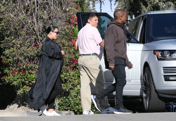 Exclusif - Kim Kardashian enceinte est allée déjeuner avec son mari Kanye West et sa soeur Kourtney Kardashian à l'hôtel Beverly Hills à Beverly Hills, le 28 novembre 2015