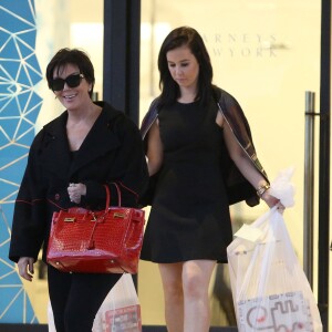Kris Jenner fait son shopping de Noël chez Barneys à Beverly Hills, Los Angeles, le 10 décembre 2015