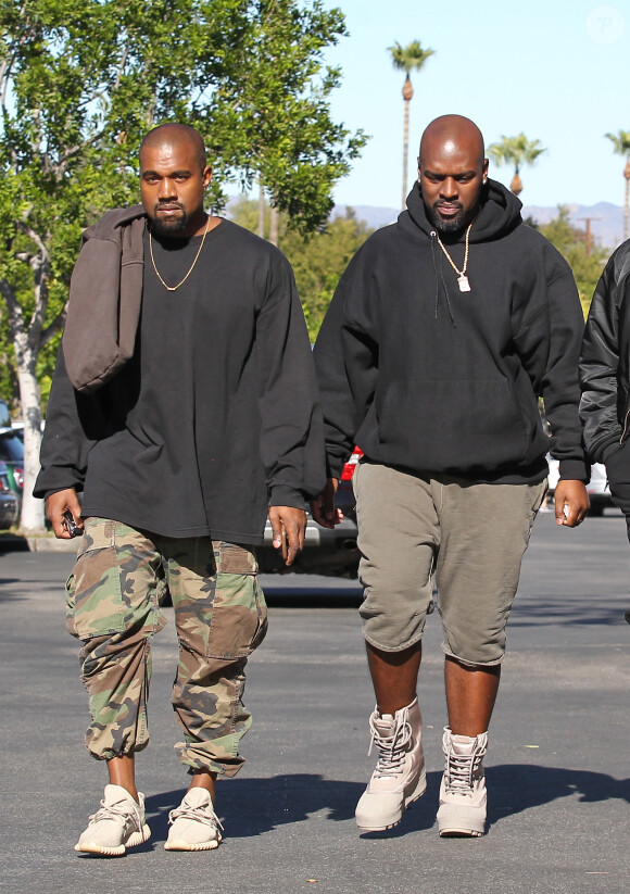 Exclusif - Kanye West, le mari de Kim Kardashian et Corey Gamble, le compagnon de sa mère Kris Jenner marchent ensemble à Calabasas. La mère et la fille sont en accord pour le style de leur compagnon ! Kris Jenner et son compagnon Corey Gamble se baladent avec Kanye West ? Calabasas le 7 novembre 2015.