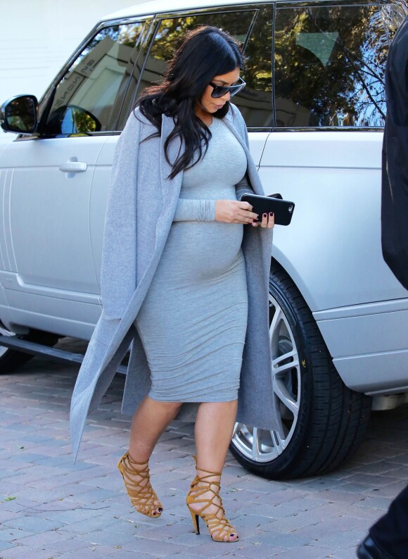 Kim Kardashian enceinte - La famille Kardashian en pleine tournage de leur émission de télé réalité à Woodland Hills, le 30 novembre 2015