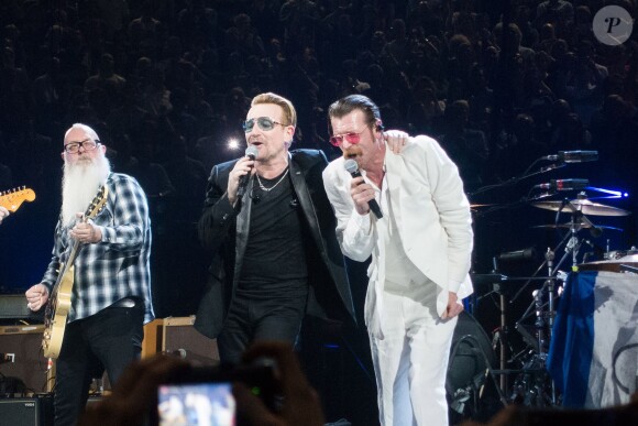 Bono et Jesse Hughes du groupe Eagles of Death Metal sur scène à l'AccorHotels Arena de Paris le 7 décembre 2015