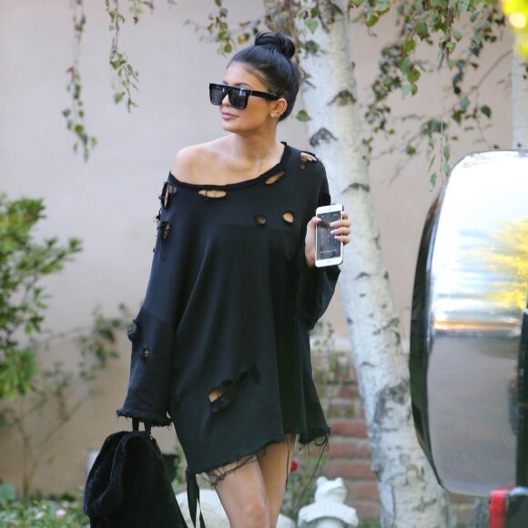 Kylie Jenner - La famille Kardashian en pleine tournage de leur émission de télé réalité à Woodland Hills, le 30 novembre 2015