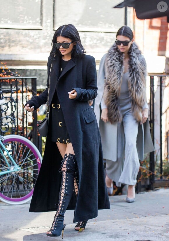 Kylie Jenner et sa soeur Kendall Jenner à la sortie du restaurant "Smile" après avoir pris un petit-déjeuner à New York, le 20 octobre 2015.