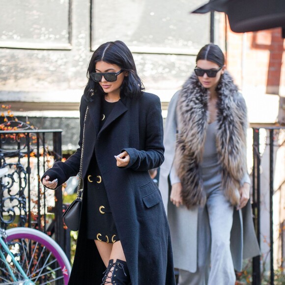 Kylie Jenner et sa soeur Kendall Jenner à la sortie du restaurant "Smile" après avoir pris un petit-déjeuner à New York, le 20 octobre 2015.