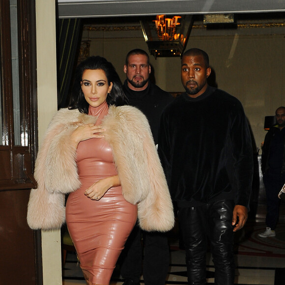 Kim Kardashian et Kanye West quittent leur hôtel pour se rendre à la soirée de Madonna chez Annabel's. Londres, le 26 février 2015