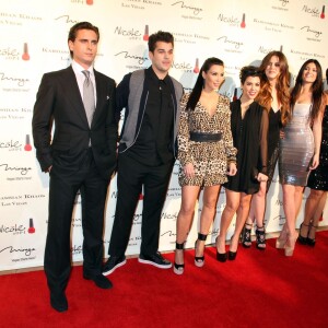 Kourtney Kardashian, Kris Jenner, Kylie Jenner, Kim Kardashian, Kendall Jenner, Jonathan Cheban, Rob Kardashian, Khloe Kardashian à l'ouverture de la boutique "Kardashian Khaos" à Las Vegas, le 15 décembre 2011