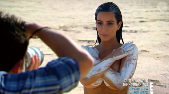 Kim Kardashian, recouverte de peinture blanche, pose nue dans le désert pour une séance photo à Los Angeles, le 11 mai 2015