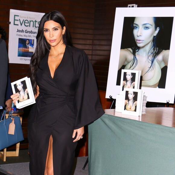 Kim Kardashian en pleine séance de dédicace de son livre " Selfish " à Los Angeles Le 07 mai 2015