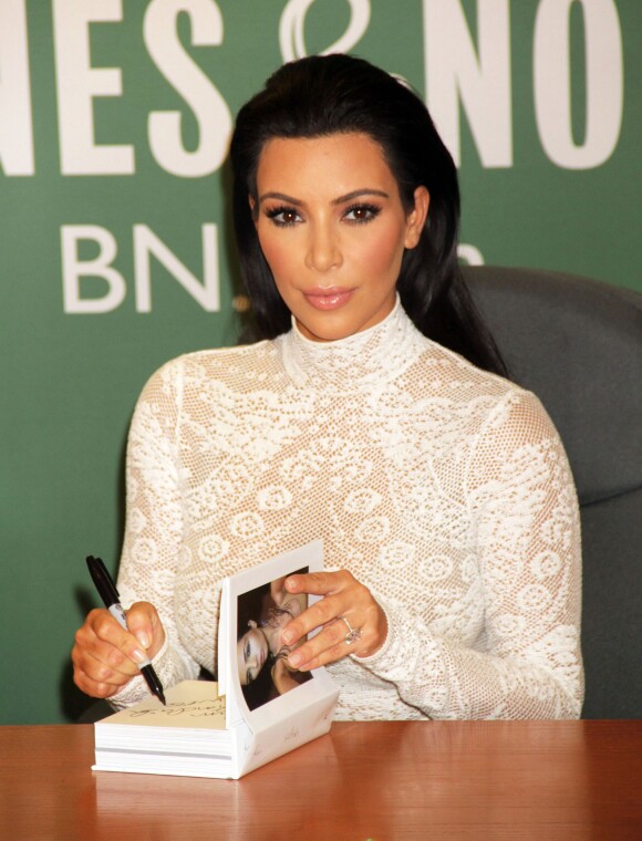 Kim Kardashian dédicace son livre "Selfish" chez Barnes & Noble à New York, le 5 mai 2015.