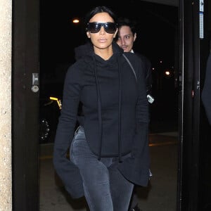 Kim Kardashian et son mari Kanye West arrivent à l'aéroport de LAX à Los Angeles pour prendre l’avion, le 20 avril 2015