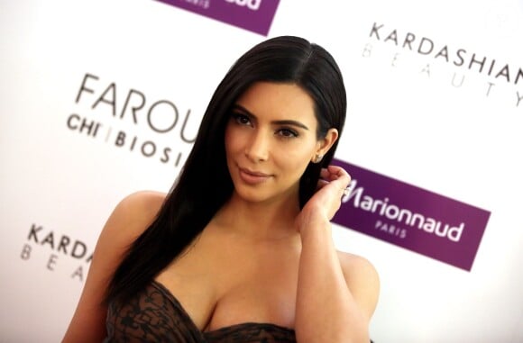 Kim Kardashian présente sa gamme de produits capillaires, créée avec ses soeurs Khloe et Kourtney, chez Marionnaud à Paris. Le 15 avril 2015