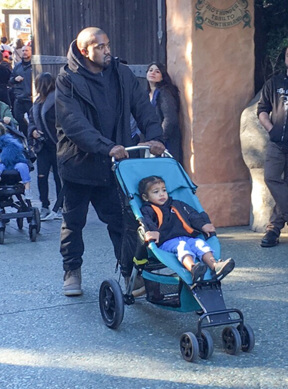 Kanye et North West passent un après-midi à Disneyland pour les anniversaires de Mason et Reign, fils de Kourtney Kardashian et Scott Disick. Anaheim, le 14 décembre 2015.