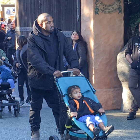 Kanye et North West passent un après-midi à Disneyland pour les anniversaires de Mason et Reign, fils de Kourtney Kardashian et Scott Disick. Anaheim, le 14 décembre 2015.