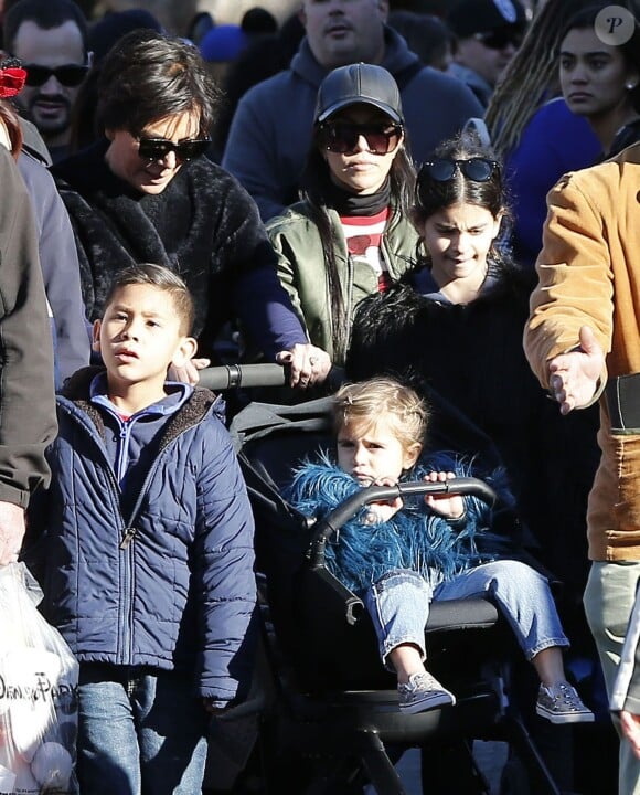Kourtney Kardashian, ses enfants Mason, Penelope et Reign Disick, Kanye et North West, Kris Jenner et Corey Gamble passent un après-midi en famille à Disneyland. Anaheim, le 14 décembre 2015.