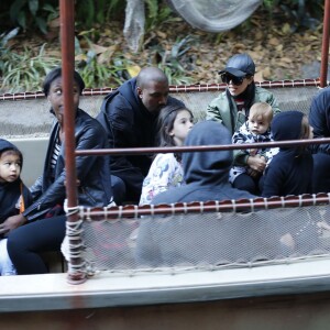 Kourtney Kardashian, ses enfants Mason, Penelope et Reign Disick, Kanye et North West, Kris Jenner et Corey Gamble profitent d'un après-midi en famille au parc d'attractions Disneyland. Anaheim, le 14 décembre 2015.