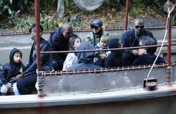 Kourtney Kardashian, ses enfants Mason, Penelope et Reign Disick, Kanye et North West, Kris Jenner et Corey Gamble profitent d'un après-midi en famille au parc d'attractions Disneyland. Anaheim, le 14 décembre 2015.