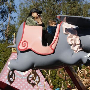 Kourtney Kardashian, ses enfants Mason, Penelope et Reign Disick, Kanye et North West, Kris Jenner et Corey Gamble passent un après-midi à Disneyland. Anaheim, le 14 décembre 2015.