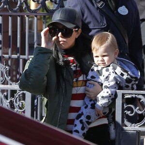 Kourtney Kardashian et son fils Reign passent un après-midi en famille à Disneyland. Anaheim, le 14 décembre 2015.