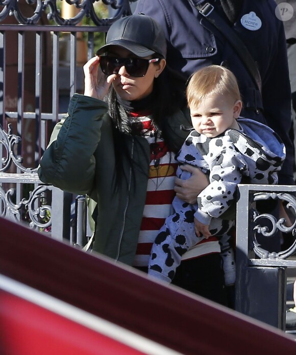 Kourtney Kardashian et son fils Reign passent un après-midi en famille à Disneyland. Anaheim, le 14 décembre 2015.