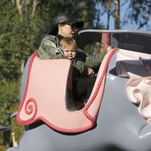 Kourtney Kardashian, ses enfants Mason, Penelope et Reign Disick, Kanye et North West, Kris Jenner et Corey Gamble passent un après-midi à Disneyland. Anaheim, le 14 décembre 2015.