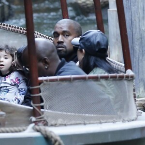 Kourtney Kardashian, ses enfants Mason, Penelope et Reign Disick, Kanye et North West, Kris Jenner et Corey Gamble passent un après-midi à Disneyland. Anaheim, le 14 décembre 2015.
