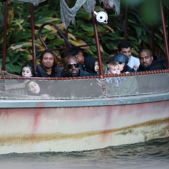 Kourtney Kardashian, ses enfants Mason, Penelope et Reign Disick, Kanye et North West, Kris Jenner et Corey Gamble passent un après-midi à Disneyland. Anaheim, le 14 décembre 2015.